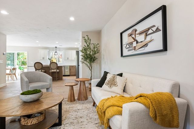 40 Filipe Way B, Taunton, MA 02780