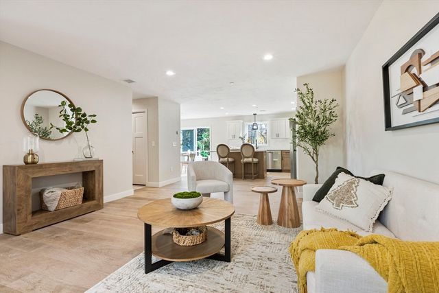 40 Filipe Way B, Taunton, MA 02780