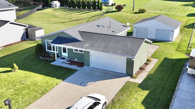 411 Prairie Hill WAY, Waterford, WI 53185