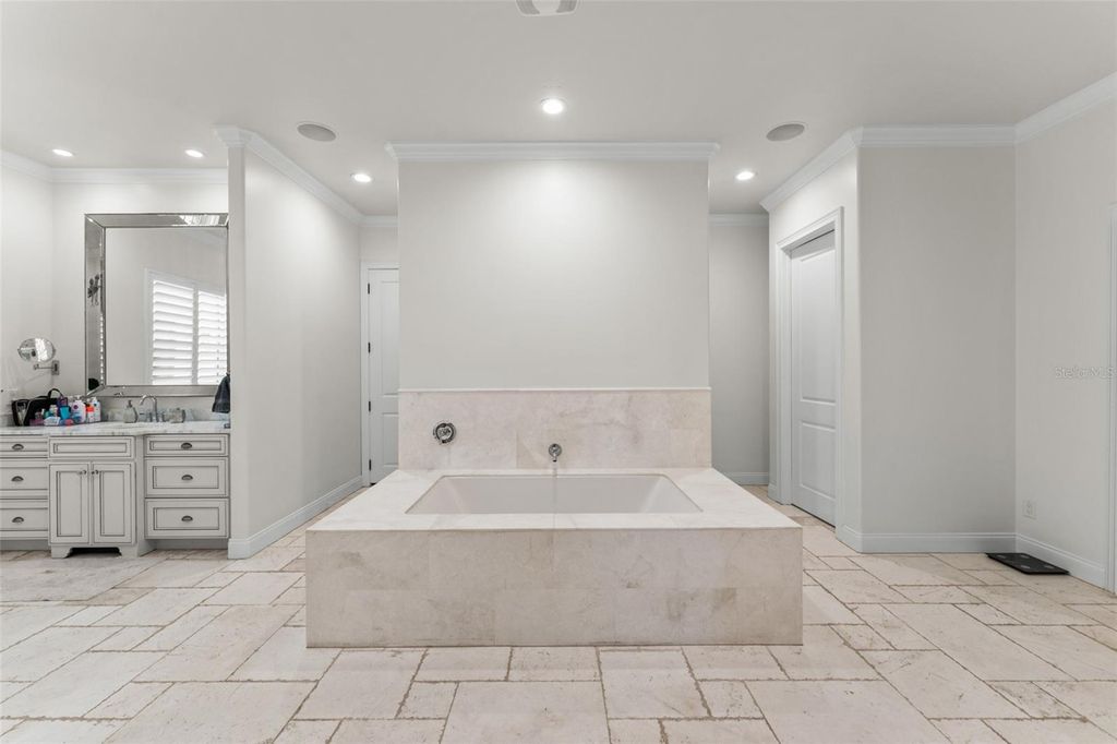 Image 39 of property listing at 10339 HART BRANCH CIRCLE, Orlando, FL 32832