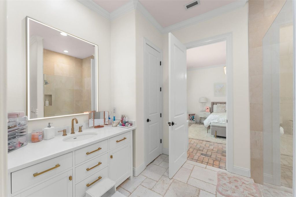 Image 45 of property listing at 10339 HART BRANCH CIRCLE, Orlando, FL 32832