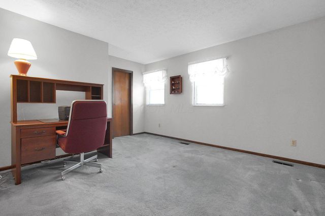 7010 Rockwoods Place, Worthington, OH 43085