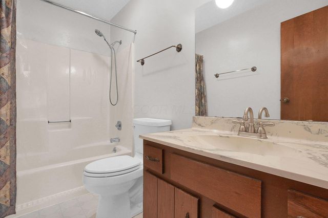 7010 Rockwoods Place, Worthington, OH 43085