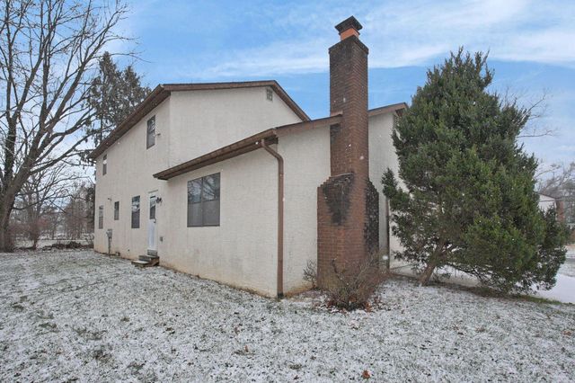 7010 Rockwoods Place, Worthington, OH 43085