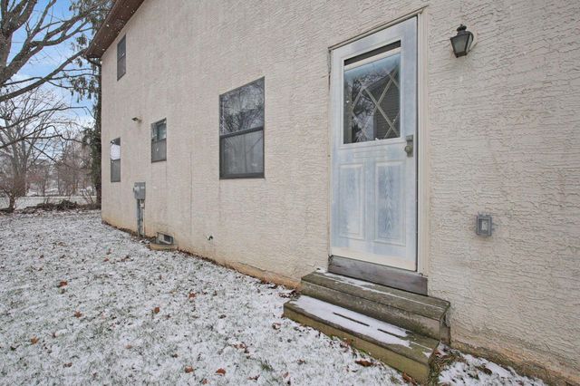 7010 Rockwoods Place, Worthington, OH 43085