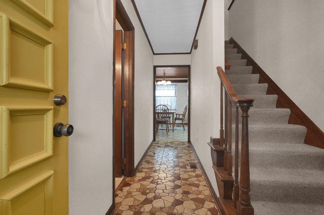 7010 Rockwoods Place, Worthington, OH 43085