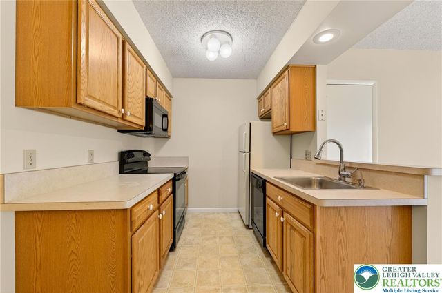 2689 Rolling Green Drive, Lower Macungie Twp, PA 18062