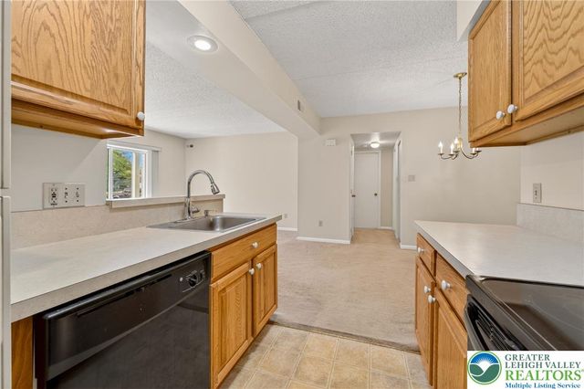 2689 Rolling Green Drive, Lower Macungie Twp, PA 18062