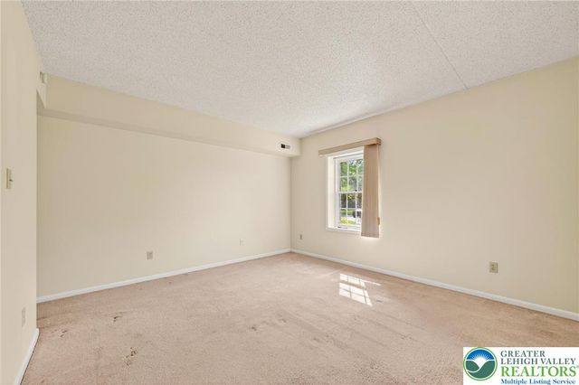 2689 Rolling Green Drive, Lower Macungie Twp, PA 18062