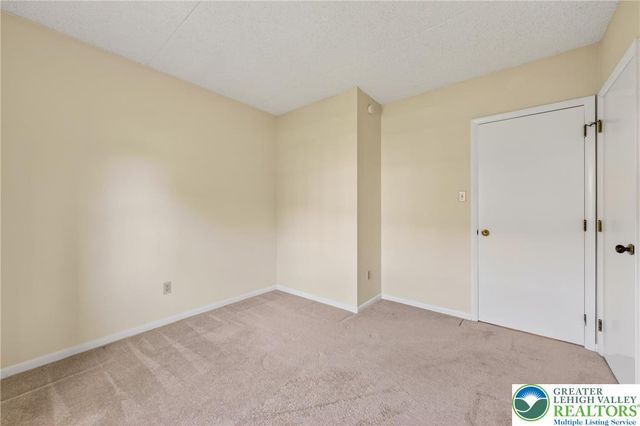 2689 Rolling Green Drive, Lower Macungie Twp, PA 18062