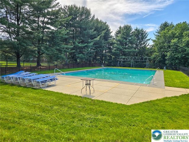 2689 Rolling Green Drive, Lower Macungie Twp, PA 18062