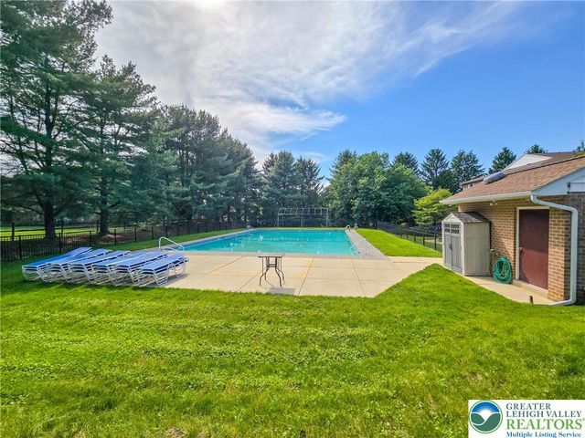 2689 Rolling Green Drive, Lower Macungie Twp, PA 18062