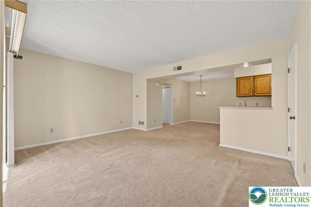 2689 Rolling Green Drive, Lower Macungie Twp, PA 18062