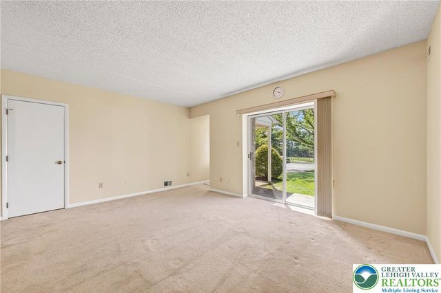 2689 Rolling Green Drive, Lower Macungie Twp, PA 18062