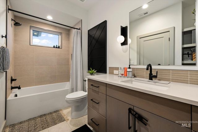 2250 Steichen Way, Meridian, ID 83642