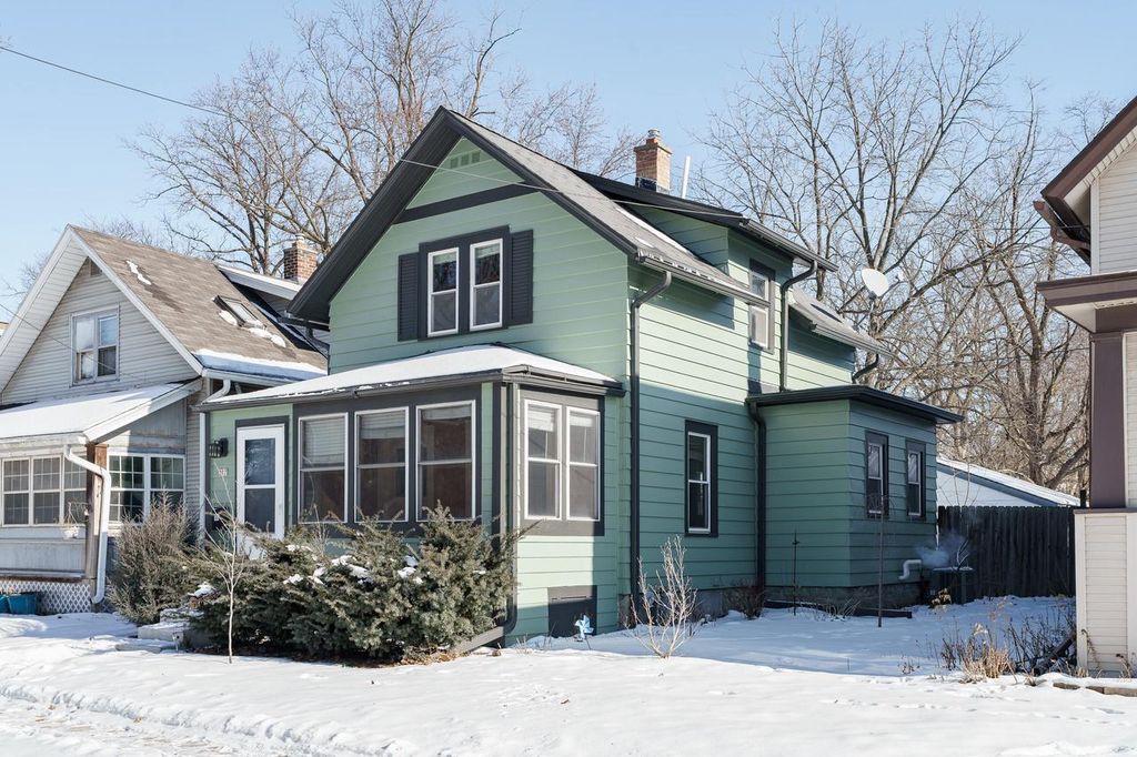 207 N Prairie AVENUE, Waukesha, WI 53186