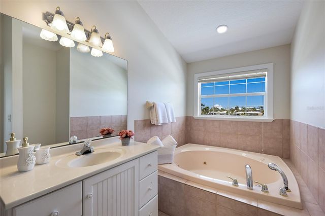 532 70TH STREET, Holmes Beach, FL 34217