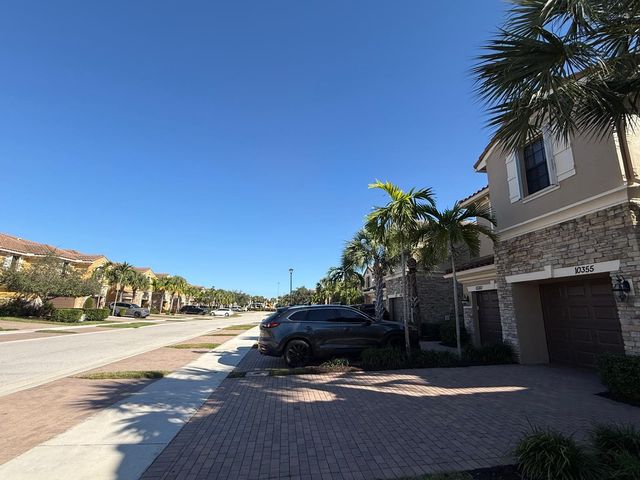 10355 Wellington Parc Drive, Wellington, FL 33449