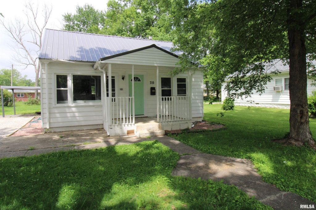 Image 1 of property listing at 715 N OHIO Street, Salem, IL 62881