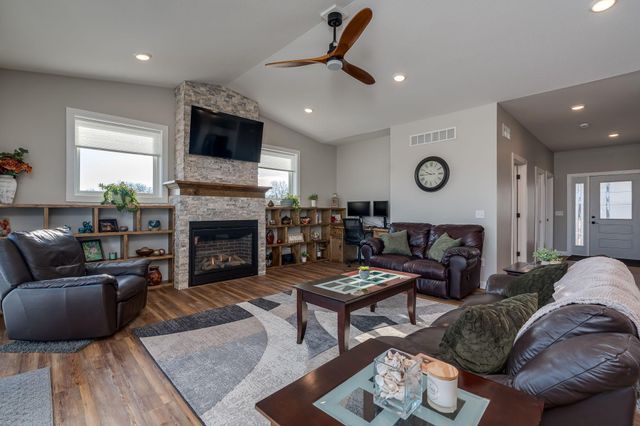 34 N Pointe Court, North Mankato, MN 56003