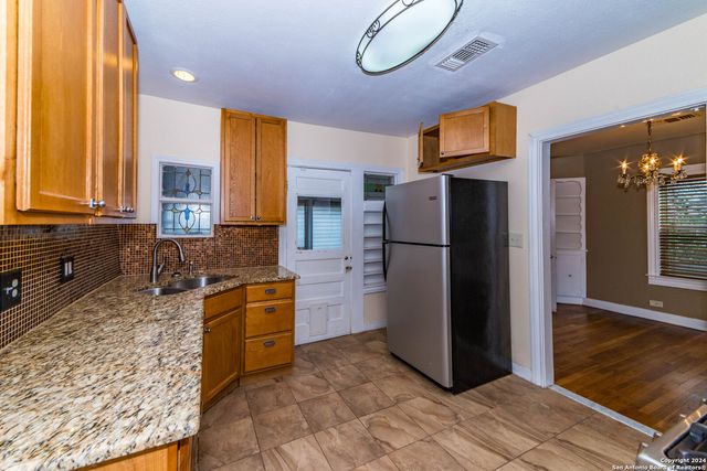 2218 W Mistletoe Ave, San Antonio, TX 78201