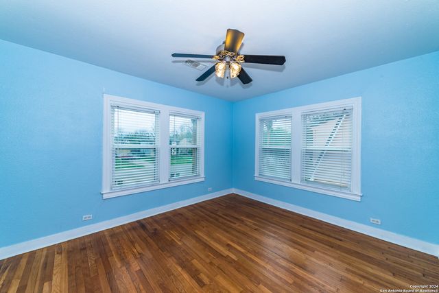 2218 W Mistletoe Ave, San Antonio, TX 78201