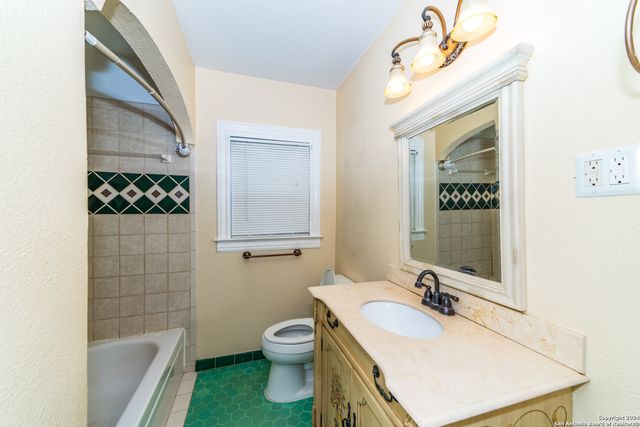 2218 W Mistletoe Ave, San Antonio, TX 78201