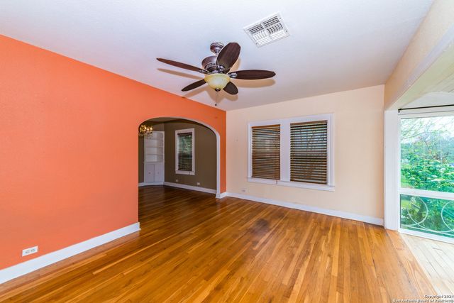 2218 W Mistletoe Ave, San Antonio, TX 78201