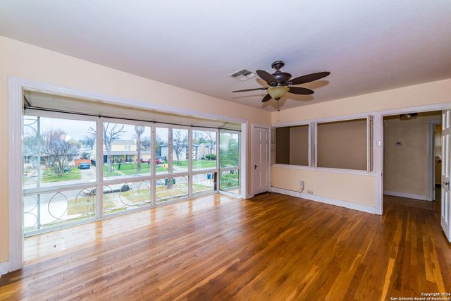 2218 W Mistletoe Ave, San Antonio, TX 78201