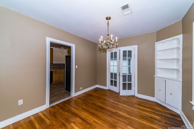 2218 W Mistletoe Ave, San Antonio, TX 78201