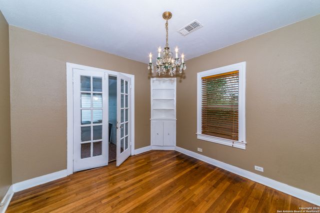 2218 W Mistletoe Ave, San Antonio, TX 78201