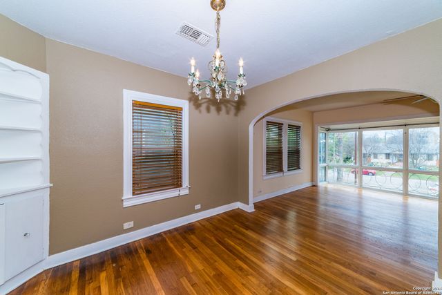 2218 W Mistletoe Ave, San Antonio, TX 78201