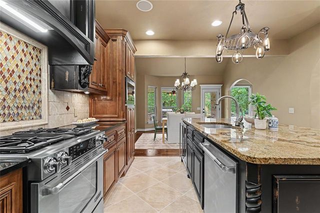 216 N Oaks Road, Harrah, OK 73045