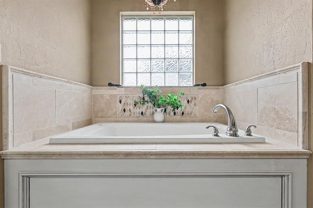 216 N Oaks Road, Harrah, OK 73045