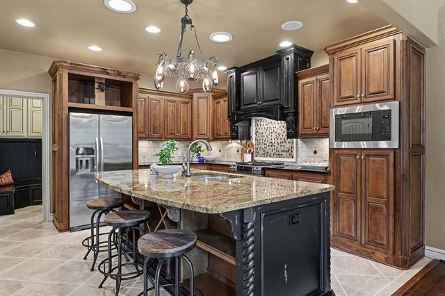 216 N Oaks Road, Harrah, OK 73045