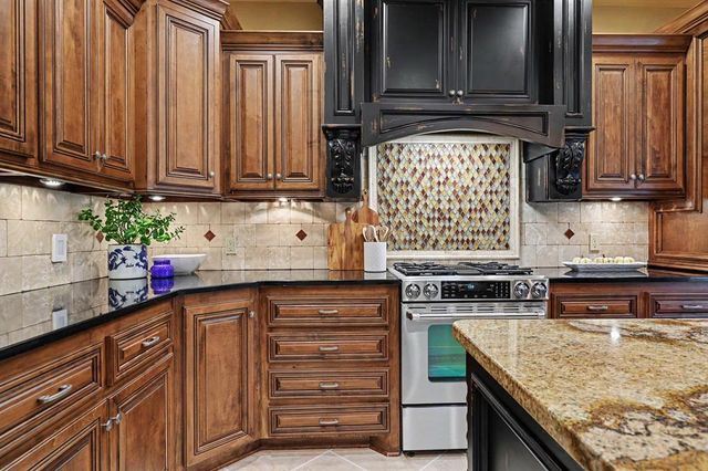 216 N Oaks Road, Harrah, OK 73045