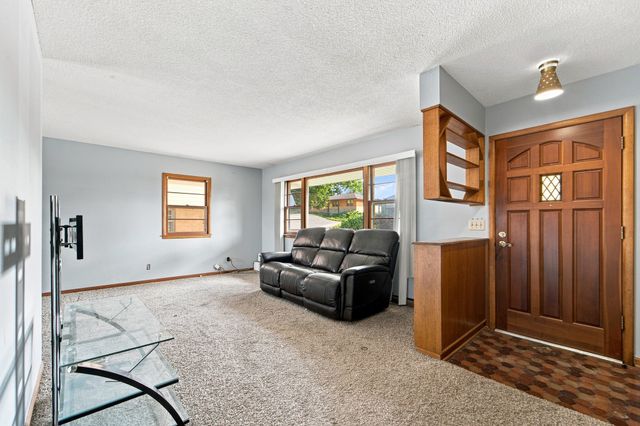 2432 Mansfield Drive, Des Moines, IA 50317