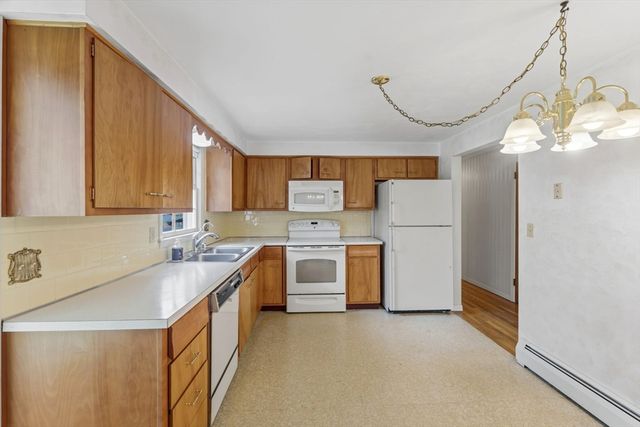 28 Mayflower Cir, Leicester, MA 01524
