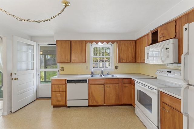 28 Mayflower Cir, Leicester, MA 01524