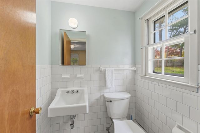 28 Mayflower Cir, Leicester, MA 01524