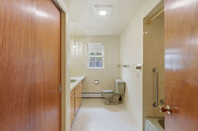 28 Mayflower Cir, Leicester, MA 01524