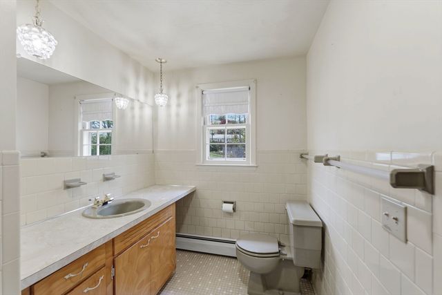 28 Mayflower Cir, Leicester, MA 01524