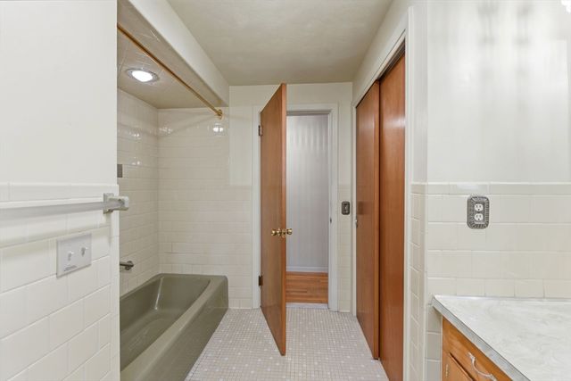 28 Mayflower Cir, Leicester, MA 01524