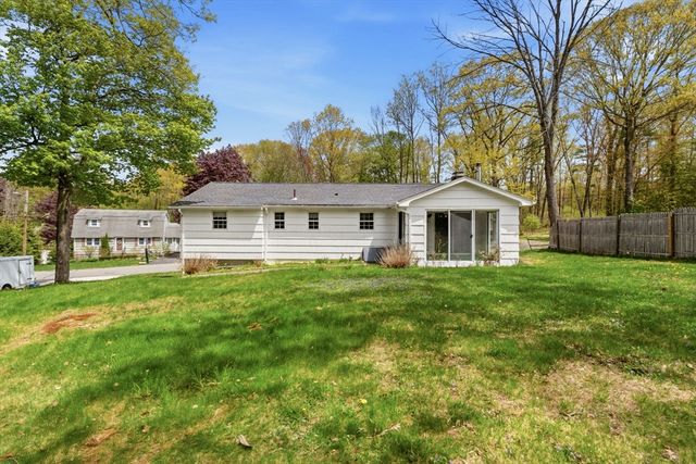 28 Mayflower Cir, Leicester, MA 01524