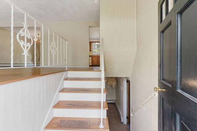 28 Mayflower Cir, Leicester, MA 01524