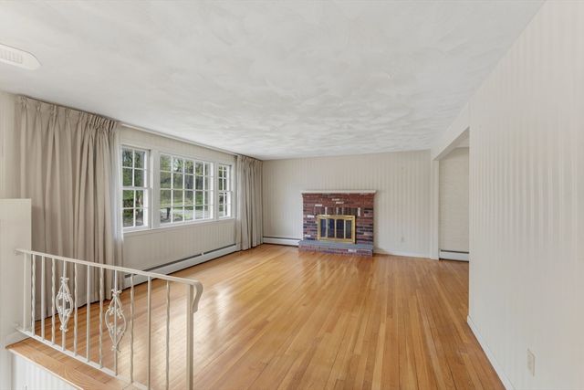 28 Mayflower Cir, Leicester, MA 01524