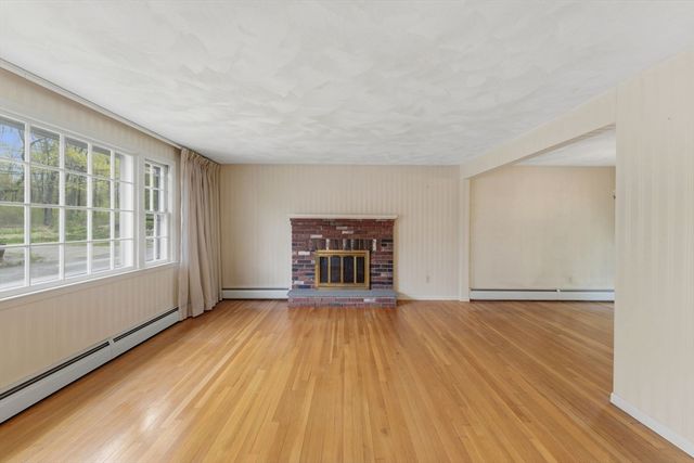 28 Mayflower Cir, Leicester, MA 01524