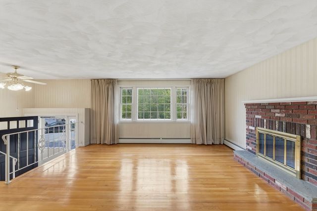 28 Mayflower Cir, Leicester, MA 01524