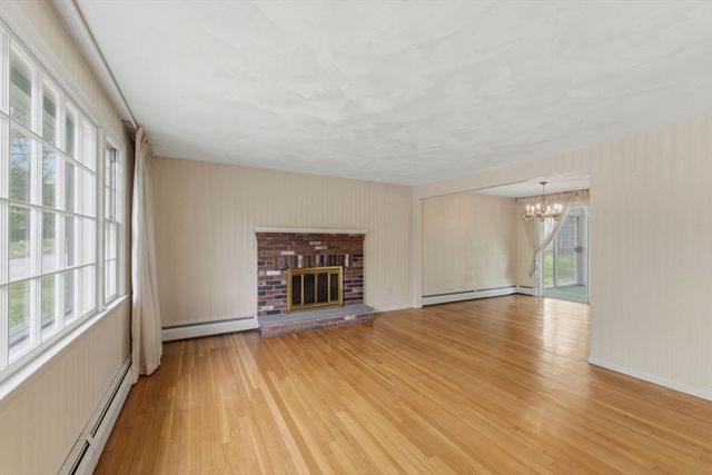 28 Mayflower Cir, Leicester, MA 01524