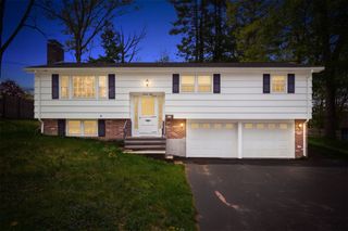 28 Mayflower Cir, Leicester, MA 01524